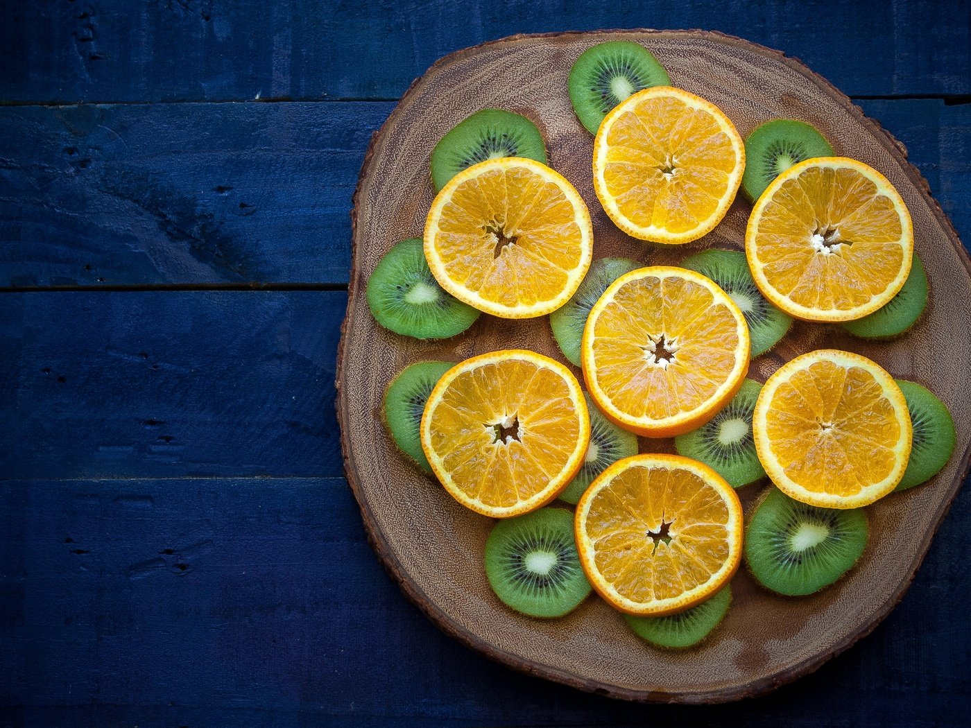 Обои фрукты, апельсин, дольки, киви, разделочная доска, fruit, orange, slices, kiwi, cutting board разрешение 3685x2505 Загрузить