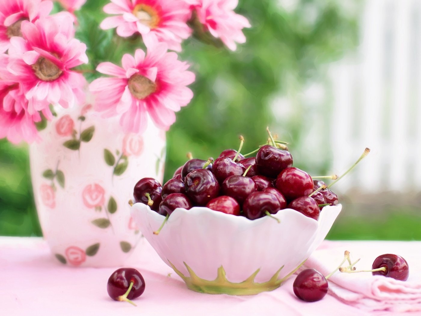 Обои цветы, черешня, ягоды, вишня, ваза, салфетка, миска, flowers, cherry, berries, vase, napkin, bowl разрешение 2880x1920 Загрузить