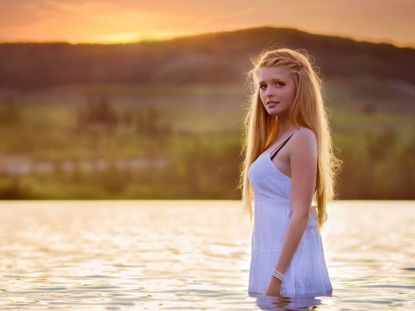 Обои вода, девушка, фон, платье, блондинка, взгляд, волосы, water, girl, background, dress, blonde, look, hair разрешение 1920x1080 Загрузить