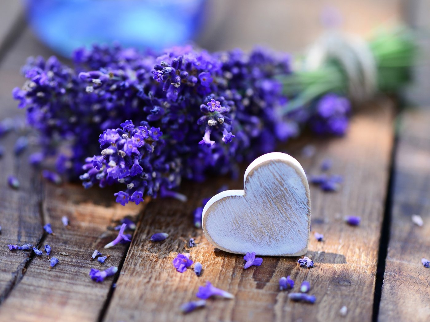 Обои цветы, лаванда, сердечко, стол, букет, сердце., flowers, lavender, heart, table, bouquet, heart. разрешение 2877x1920 Загрузить