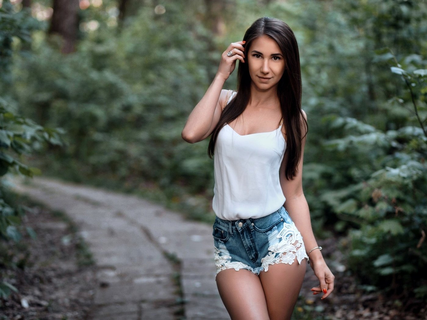 Обои деревья, девушка, улыбка, брюнетка, джинсовые шорты, trees, girl, smile, brunette, denim shorts разрешение 2560x1600 Загрузить