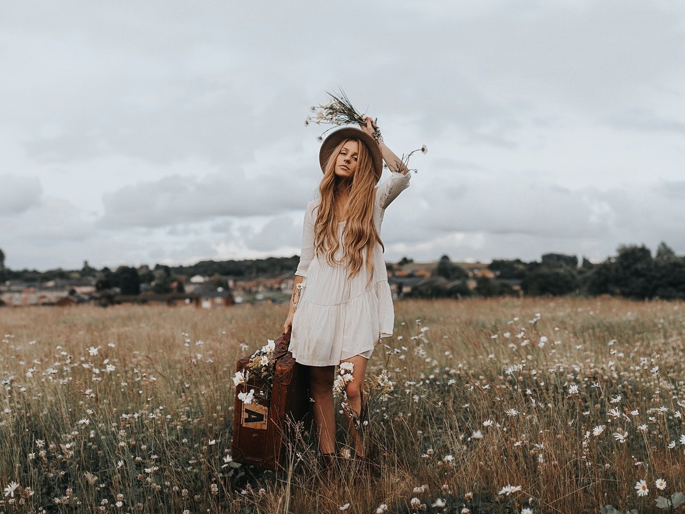 Обои блондинка, поле, полевые цветы, шляпа, чемодан, blonde, field, wildflowers, hat, suitcase разрешение 2046x1274 Загрузить