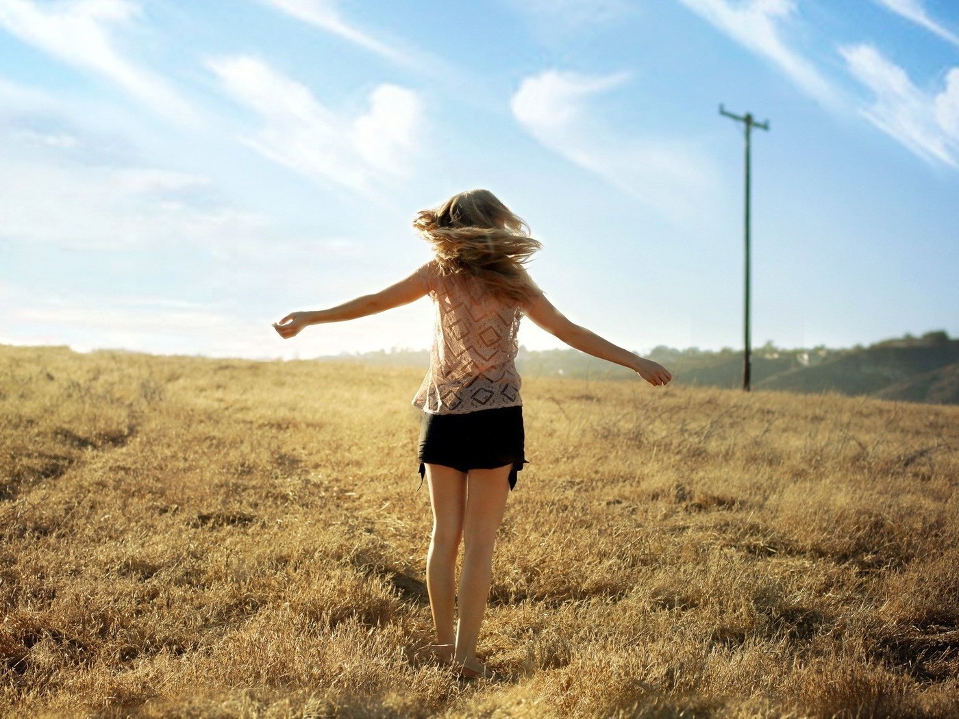 Обои небо, трава, девушка, настроение, поле, ветер, длинные волосы, the sky, grass, girl, mood, field, the wind, long hair разрешение 1920x1200 Загрузить