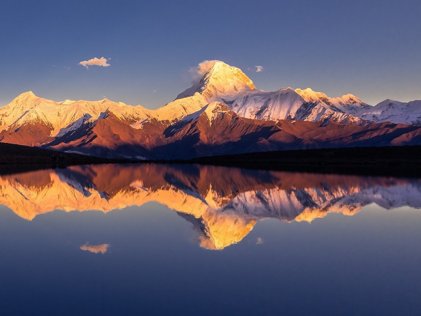 Обои небо, вода, озеро, горы, отражения, гималаи, the sky, water, lake, mountains, reflection, the himalayas разрешение 2000x1125 Загрузить