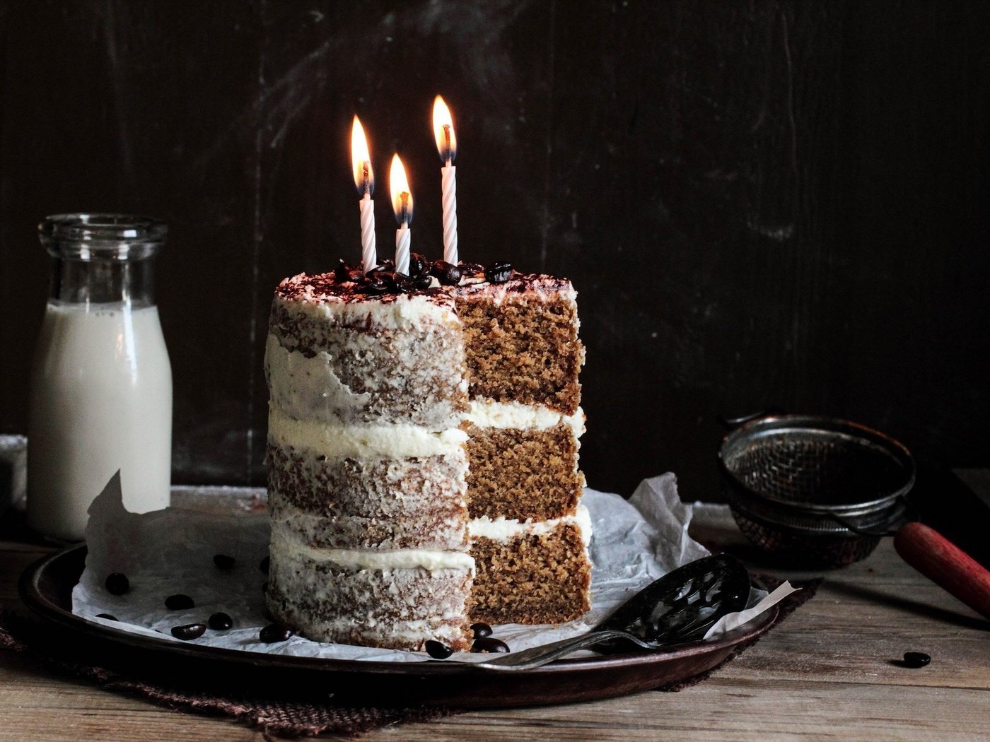 Обои крем, шоколад, торт со свечками, сладкое, день рождения, торт, бутылочка, свечки, лопатка, ситечко, cream, chocolate, a cake with candles, sweet, birthday, cake, bottle, candle, blade, strainer разрешение 2048x1337 Загрузить