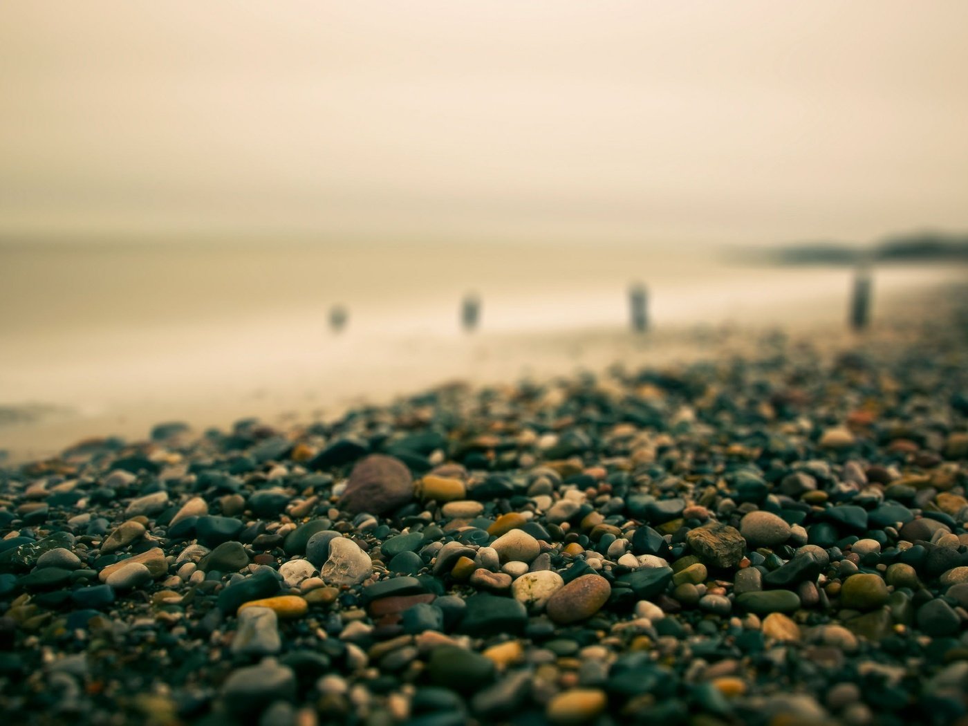 Обои природа, камни, берег, галька, пейзаж, море, пляж, горизонт, nature, stones, shore, pebbles, landscape, sea, beach, horizon разрешение 2560x1600 Загрузить