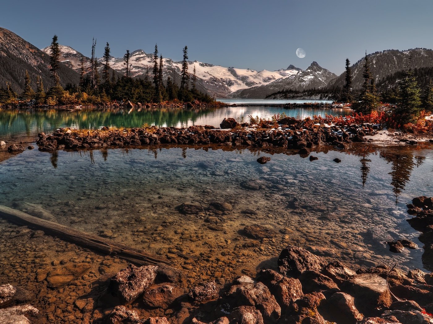 Обои деревья, вода, горы, снег, камни, речка, trees, water, mountains, snow, stones, river разрешение 2560x1600 Загрузить