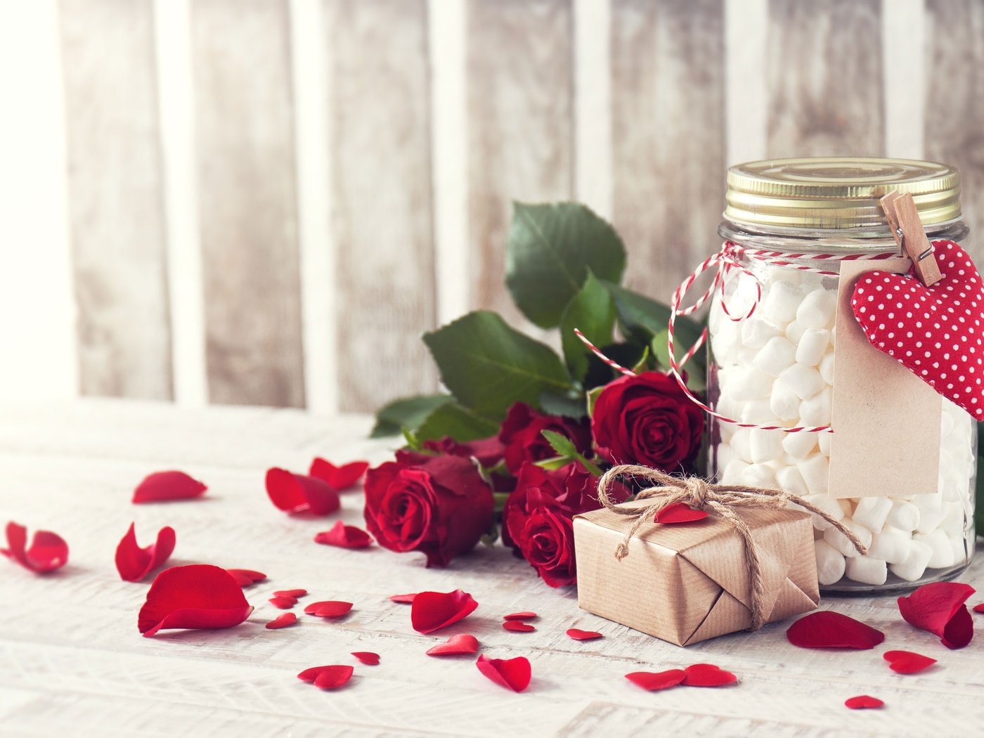 Обои цветы, мармелад, розы, день святого валентина, лепестки, маршмеллоу, сердечко, красные, букет, подарок, банка, flowers, marmalade, roses, valentine's day, marshmallows, petals, heart, red, bouquet, gift, bank разрешение 4644x3096 Загрузить
