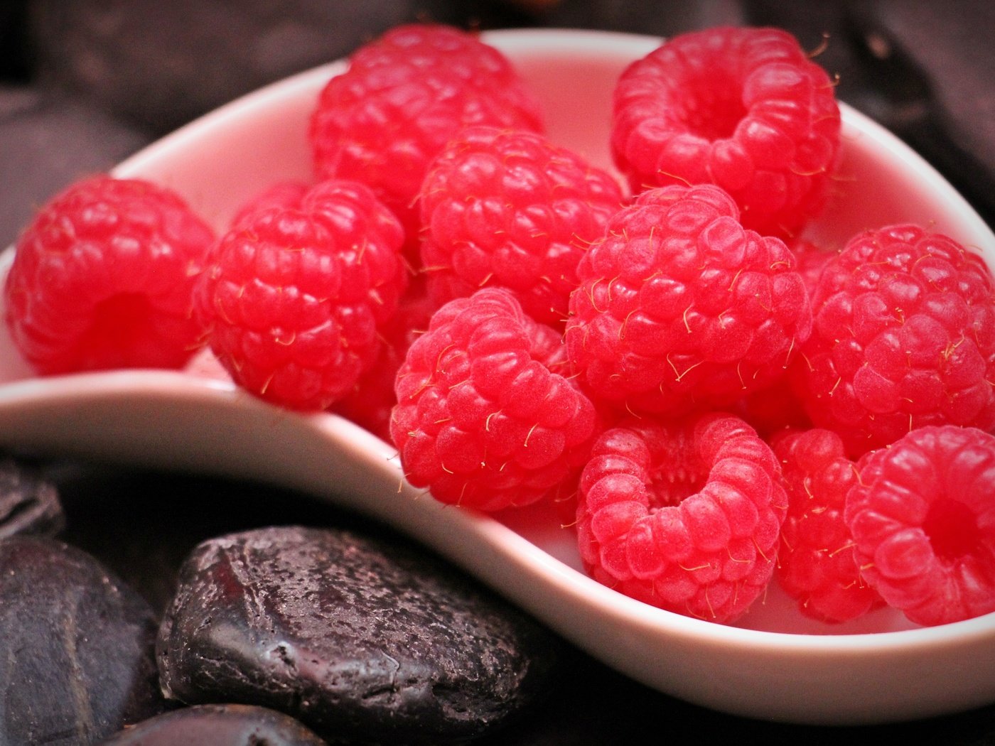 Обои малина, ягода, красная, спелая, raspberry, berry, red, ripe разрешение 4843x2900 Загрузить