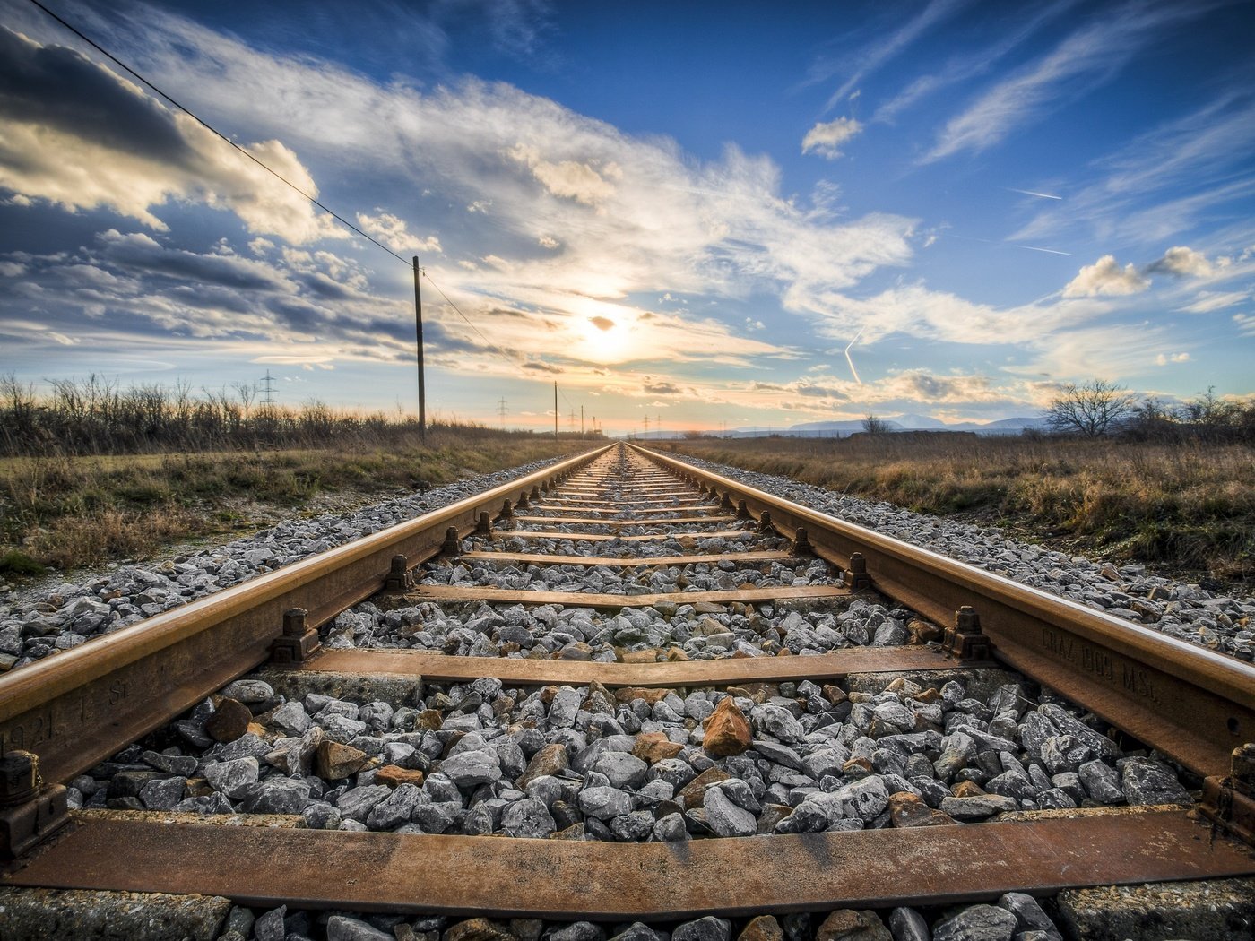 Обои небо, облака, железная дорога, рельсы, горизонт, гор, the sky, clouds, railroad, rails, horizon разрешение 3500x2333 Загрузить