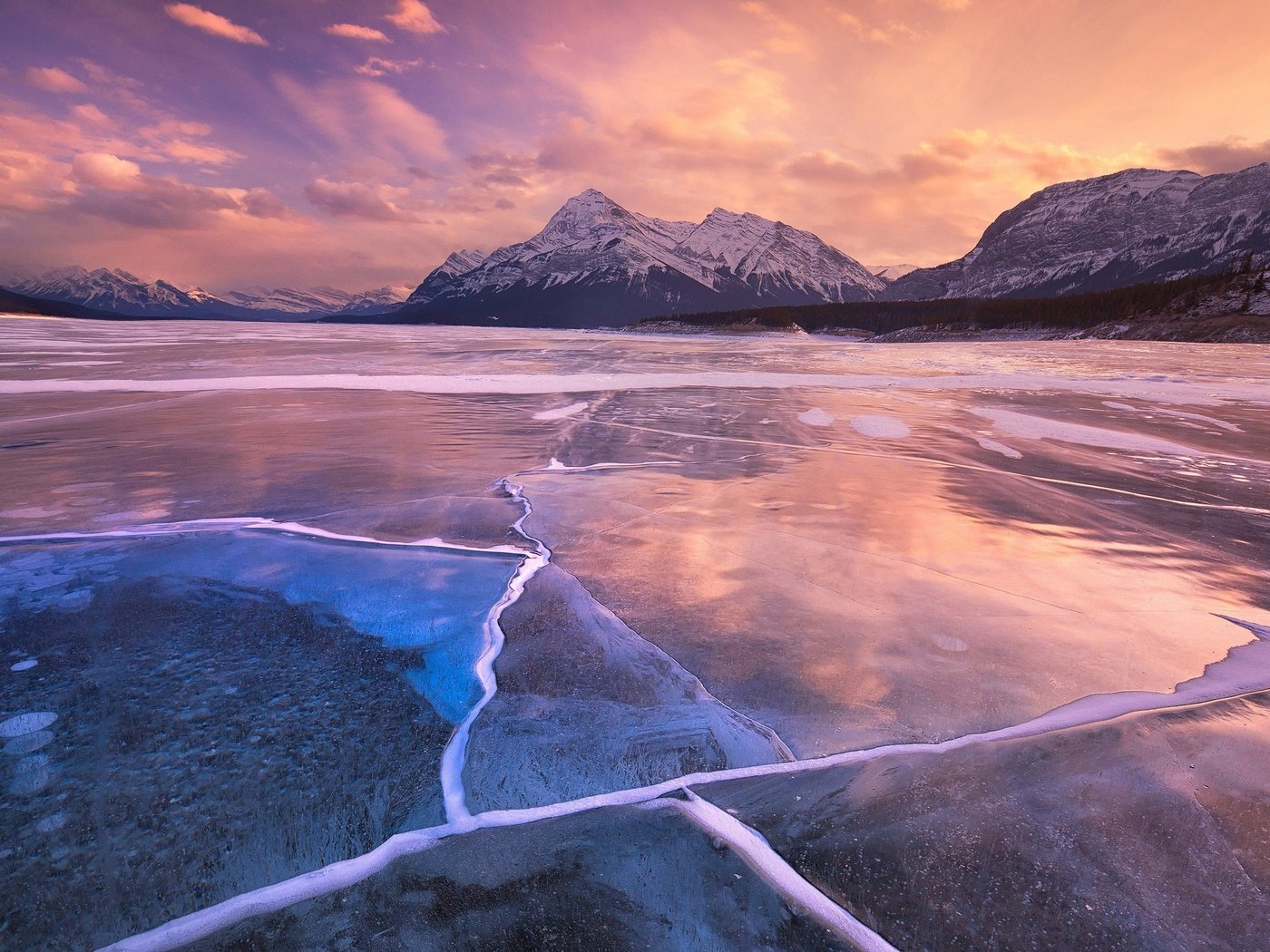 Обои канада, небо, альберта, облака, abraham lake, озеро, горы, природа, закат, зима, лёд, canada, the sky, albert, clouds, lake, mountains, nature, sunset, winter, ice разрешение 3840x2160 Загрузить