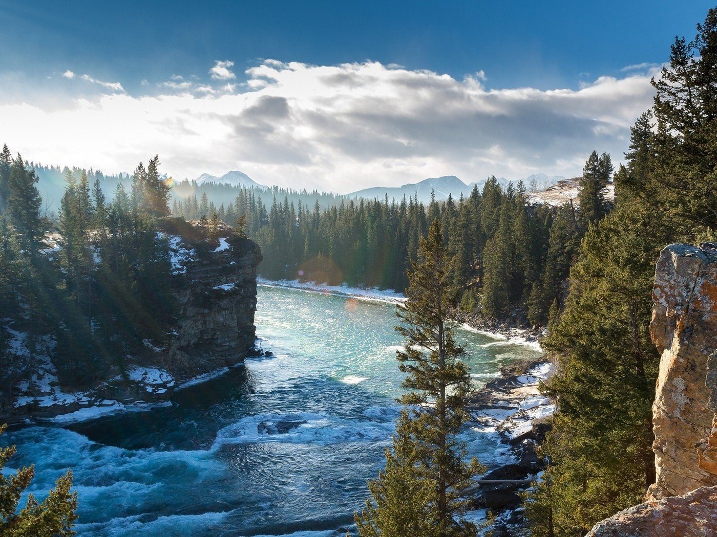 Обои деревья, река боу, горы, bow river, скалы, зима, канада, альберта, горная река, провинция альберта, trees, the bow river, mountains, rocks, winter, canada, albert, mountain river, alberta разрешение 1920x1080 Загрузить