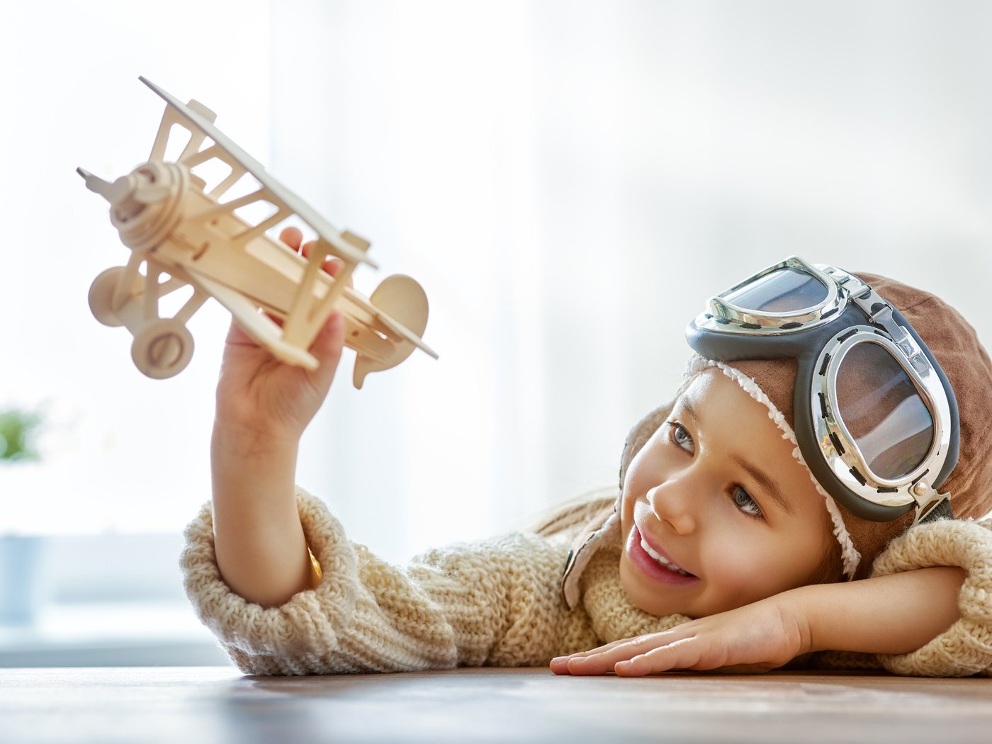 Обои самолет, улыбка, шлем, очки, дети, игрушка, мальчик, the plane, smile, helmet, glasses, children, toy, boy разрешение 6500x4538 Загрузить