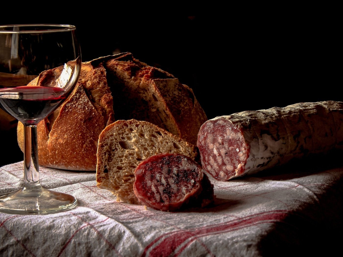 Обои бокал, хлеб, вино, колбаса, натюрморт, скатерть, красное вино, glass, bread, wine, sausage, still life, tablecloth, red wine разрешение 2560x1600 Загрузить