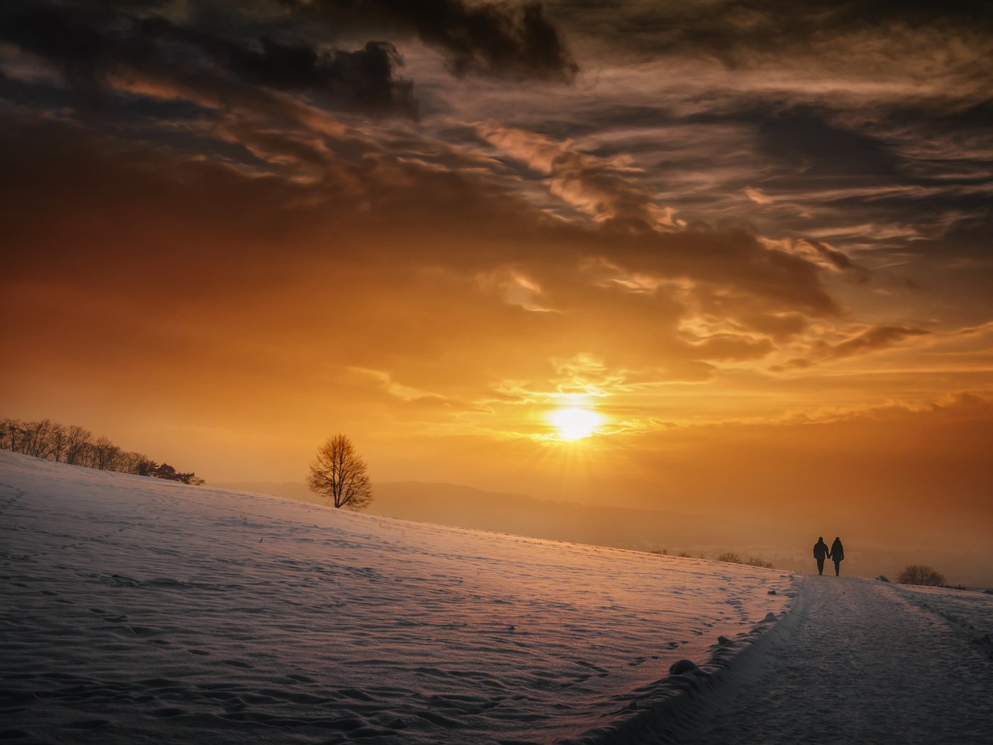 Обои небо, люди, дорога, облака, солнце, снег, природа, закат, зима, the sky, people, road, clouds, the sun, snow, nature, sunset, winter разрешение 5616x3744 Загрузить