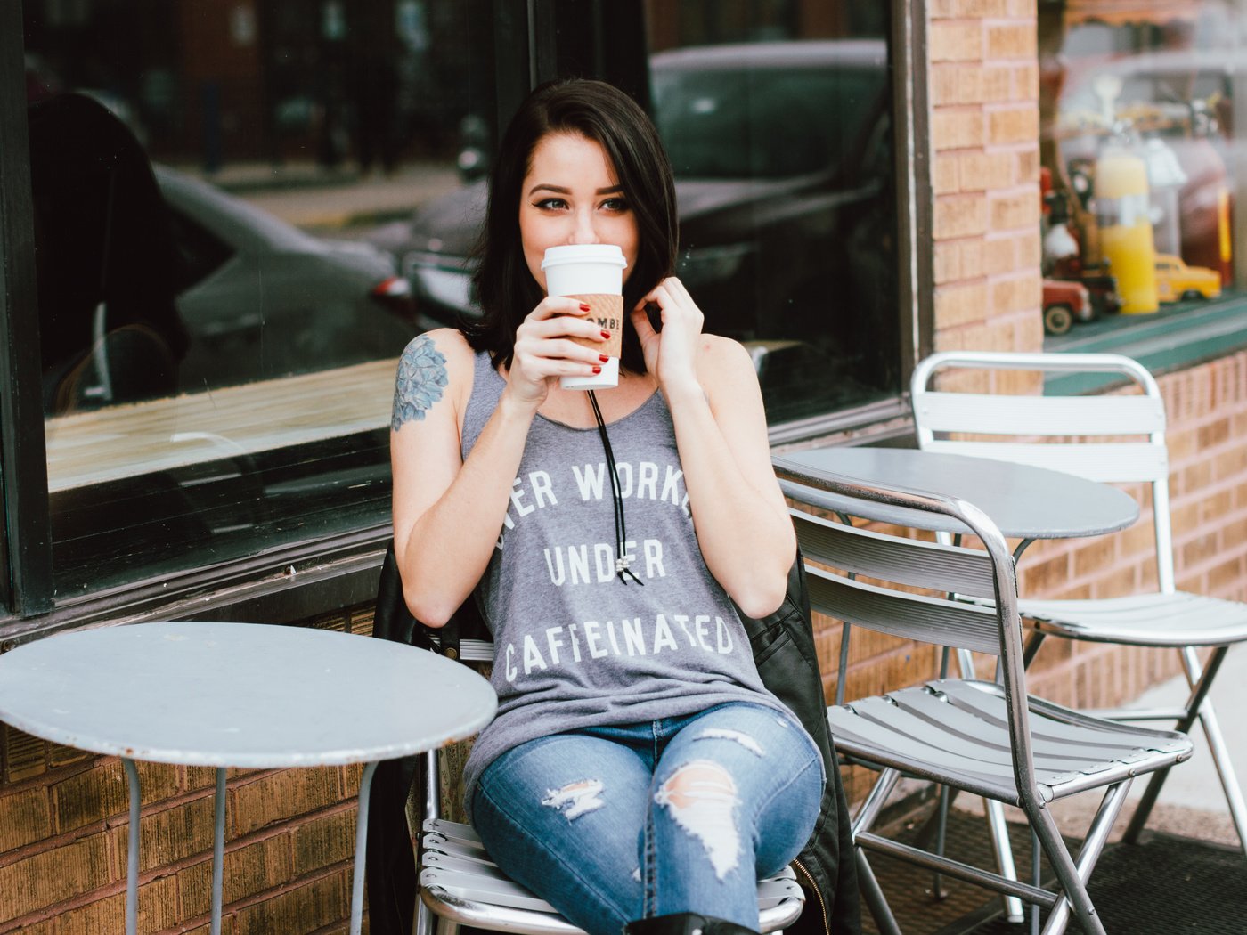 Обои девушка, поза, брюнетка, кафе, кофе, джинсы, тату, сидя, girl, pose, brunette, cafe, coffee, jeans, tattoo, sitting разрешение 5184x3456 Загрузить