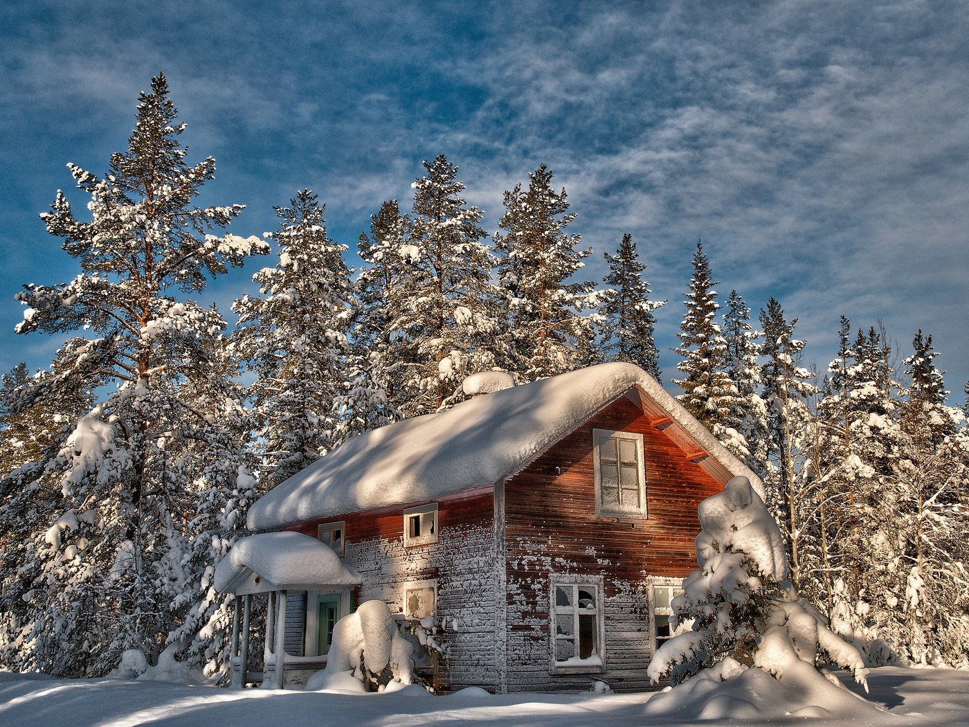 Обои небо, деревья, снег, зима, домик, the sky, trees, snow, winter, house разрешение 2048x1413 Загрузить