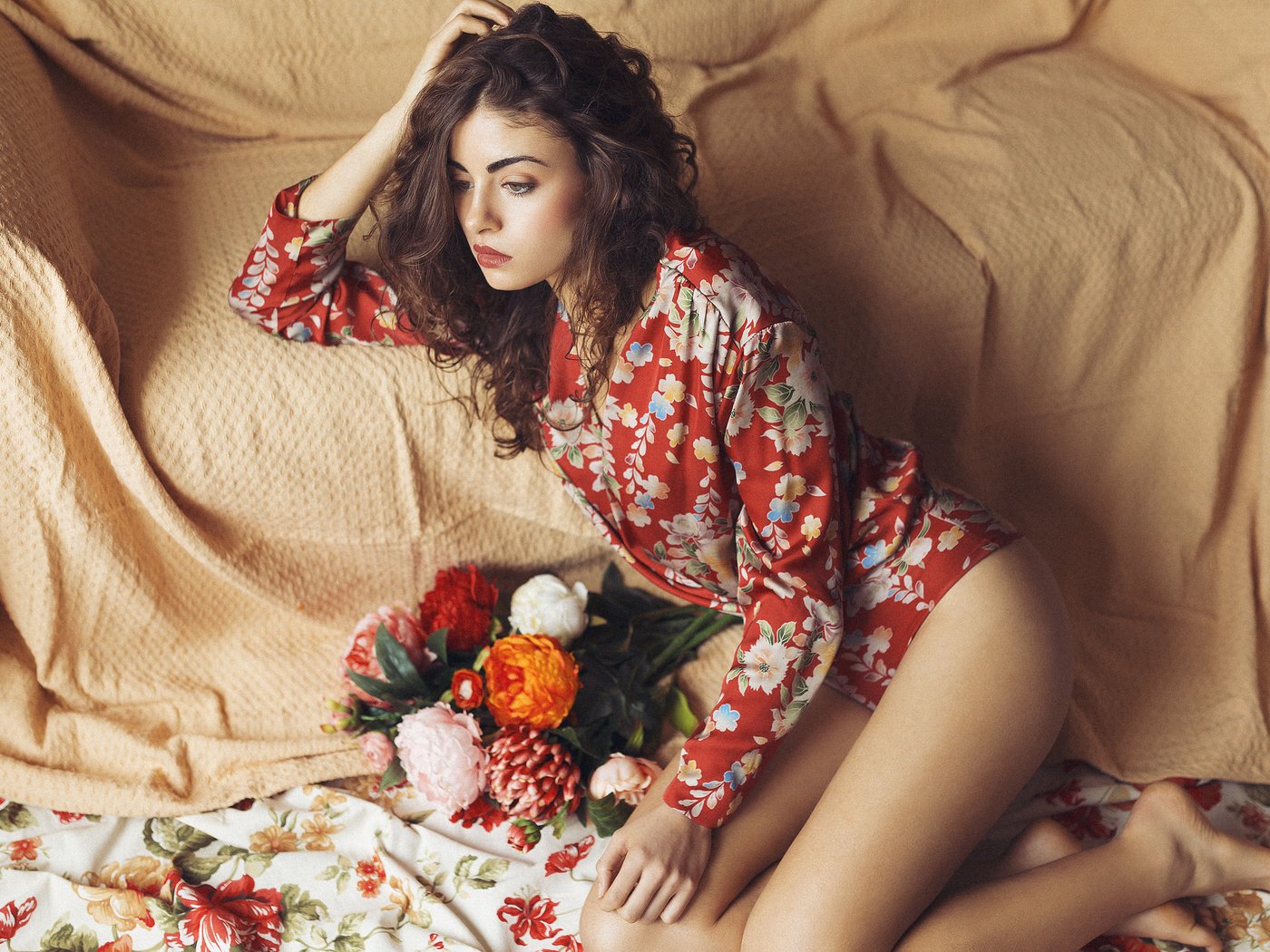 Обои цветы, модель, комната, ножки, волосы, лицо, макияж, mara saiz, flowers, model, room, legs, hair, face, makeup разрешение 2048x1365 Загрузить