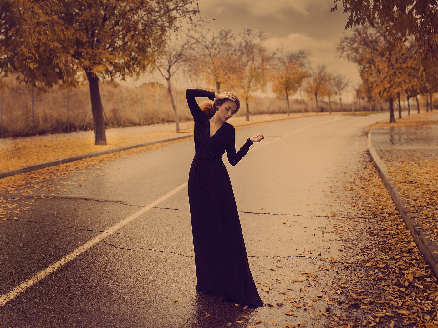 Обои дорога, листья, девушка, осень, волосы, черное платье, mara saiz, road, leaves, girl, autumn, hair, black dress разрешение 2048x1365 Загрузить