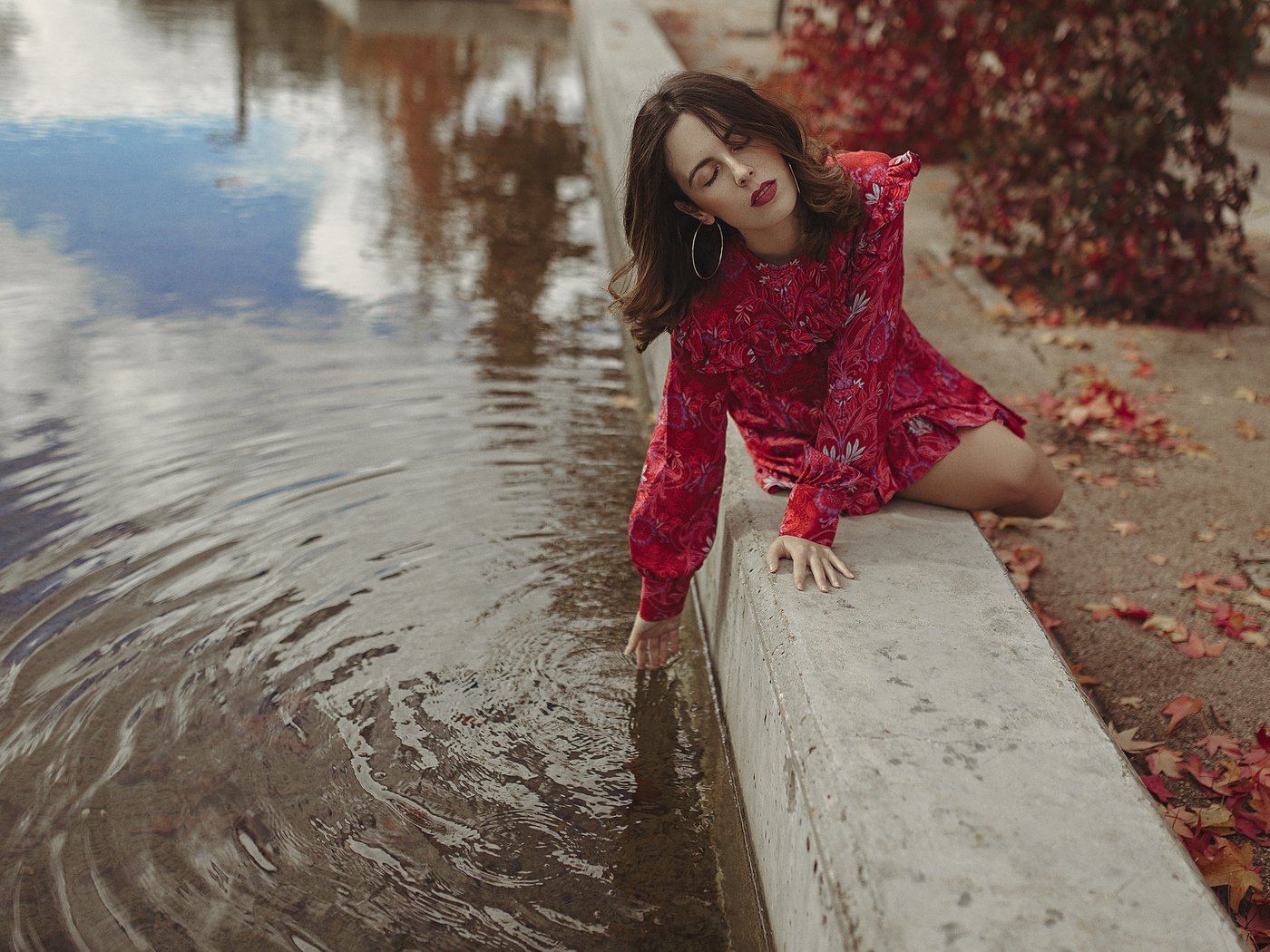 Обои вода, листья, девушка, поза, осень, закрытые глаза, mara saiz, water, leaves, girl, pose, autumn, closed eyes разрешение 2048x1365 Загрузить