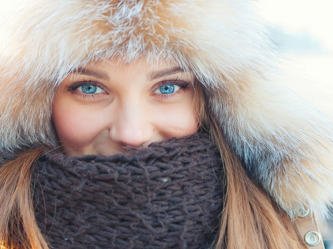 Обои зима, шарф, девушка, взгляд, модель, лицо, шапка, голубые глаза, мех, winter, scarf, girl, look, model, face, hat, blue eyes, fur разрешение 1920x1200 Загрузить