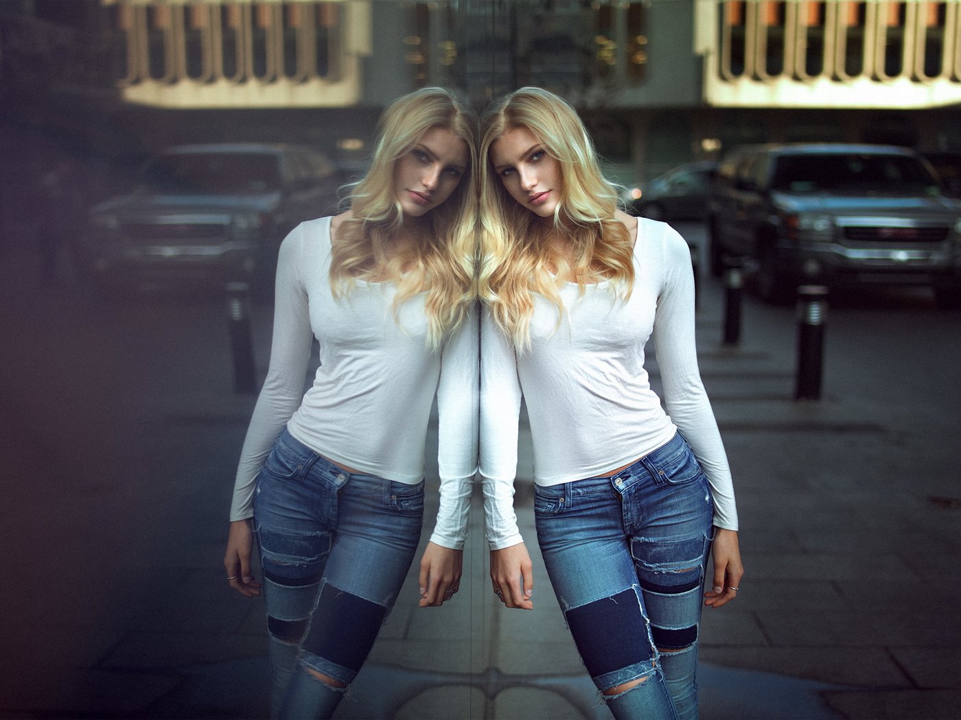 Обои девушка, the photo fiend, рваные джинсы, отражение, блондинка, город, модель, джинсы, стекло, фотосессия, girl, ripped jeans, reflection, blonde, the city, model, jeans, glass, photoshoot разрешение 2200x1397 Загрузить