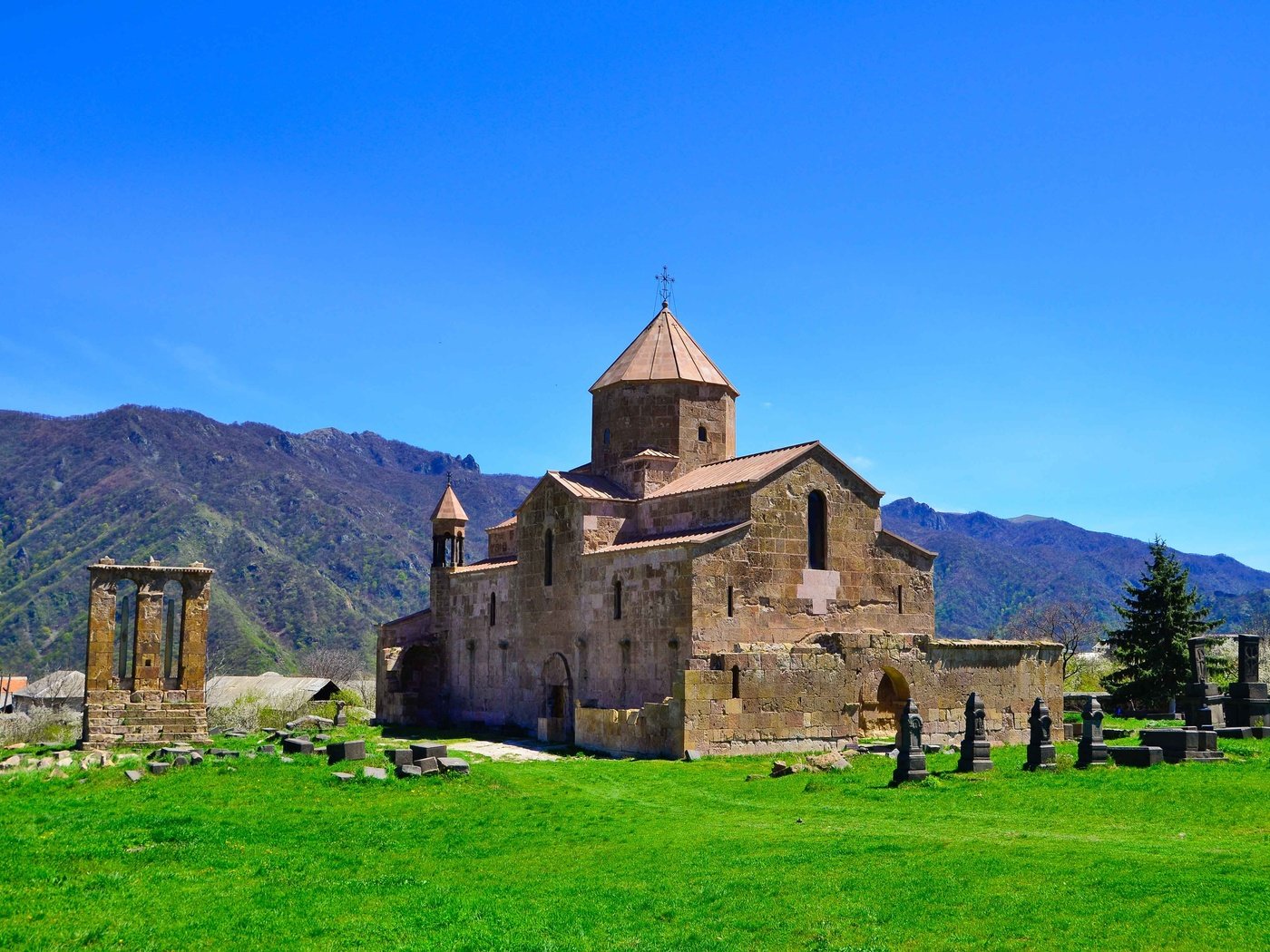 Обои небо, горы, монастырь, армения, одзун, the sky, mountains, the monastery, armenia, odzun разрешение 4648x3080 Загрузить