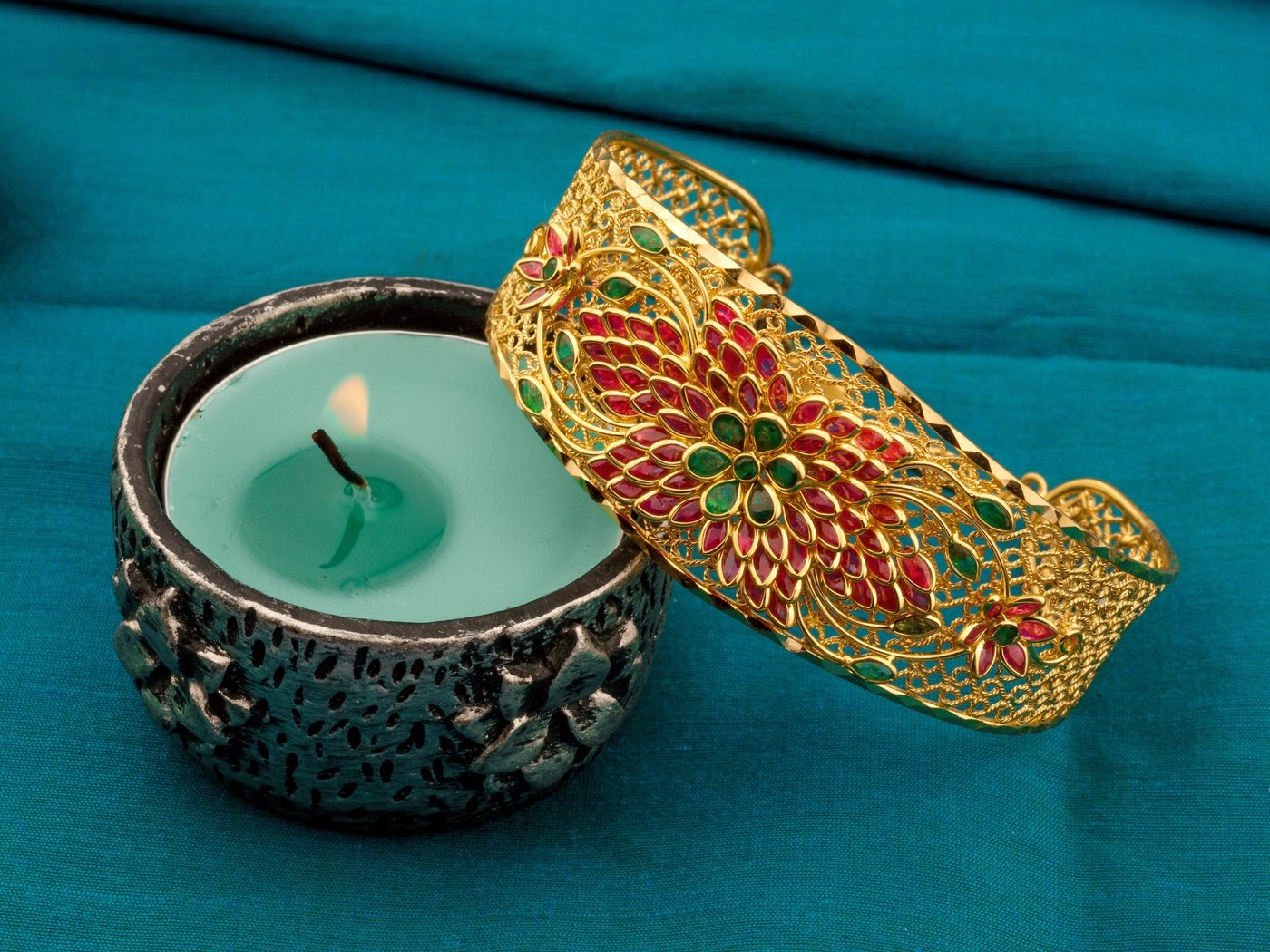 Обои пламя, огонь, свечка, браслет, свеча, украшение, flame, fire, candle, bracelet, decoration разрешение 5281x3840 Загрузить