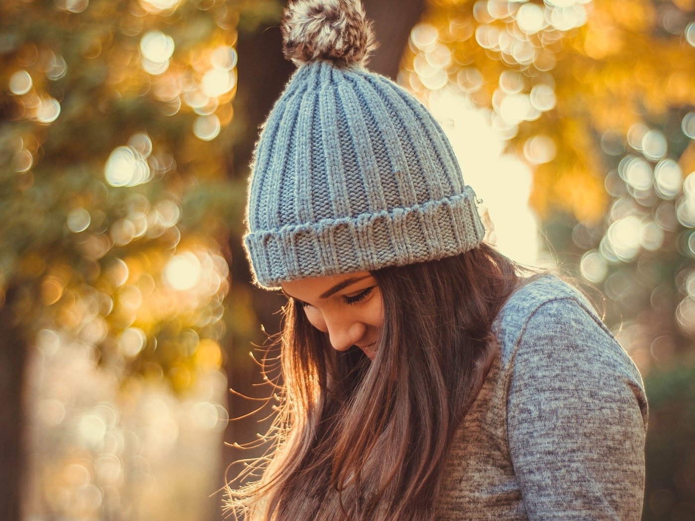 Обои девушка, улыбка, осень, волосы, шапка, боке, girl, smile, autumn, hair, hat, bokeh разрешение 2048x1360 Загрузить