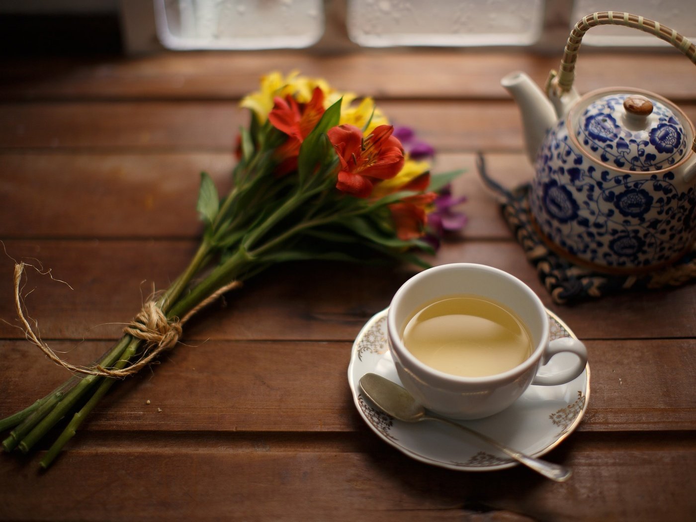 Обои цветы, напиток, букет, чай, чайник, натюрморт, натюрмор, flowers, drink, bouquet, tea, kettle, still life, the still-life разрешение 2048x1365 Загрузить