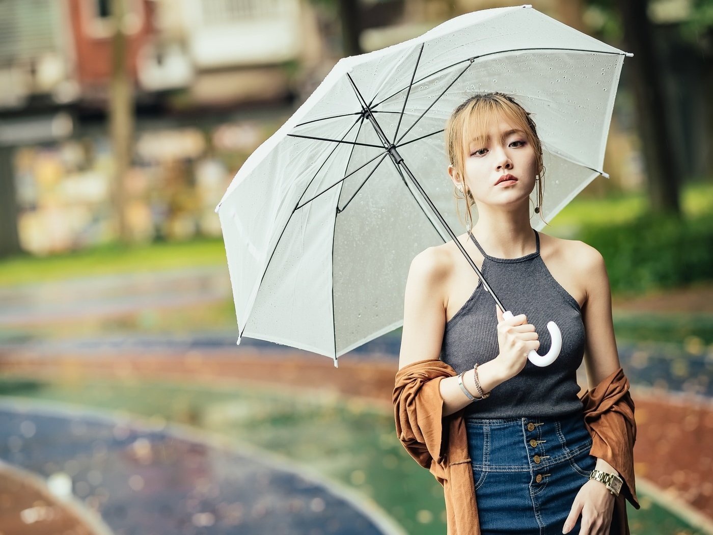 Обои девушка, портрет, взгляд, волосы, зонт, лицо, азиатка, girl, portrait, look, hair, umbrella, face, asian разрешение 2048x1257 Загрузить