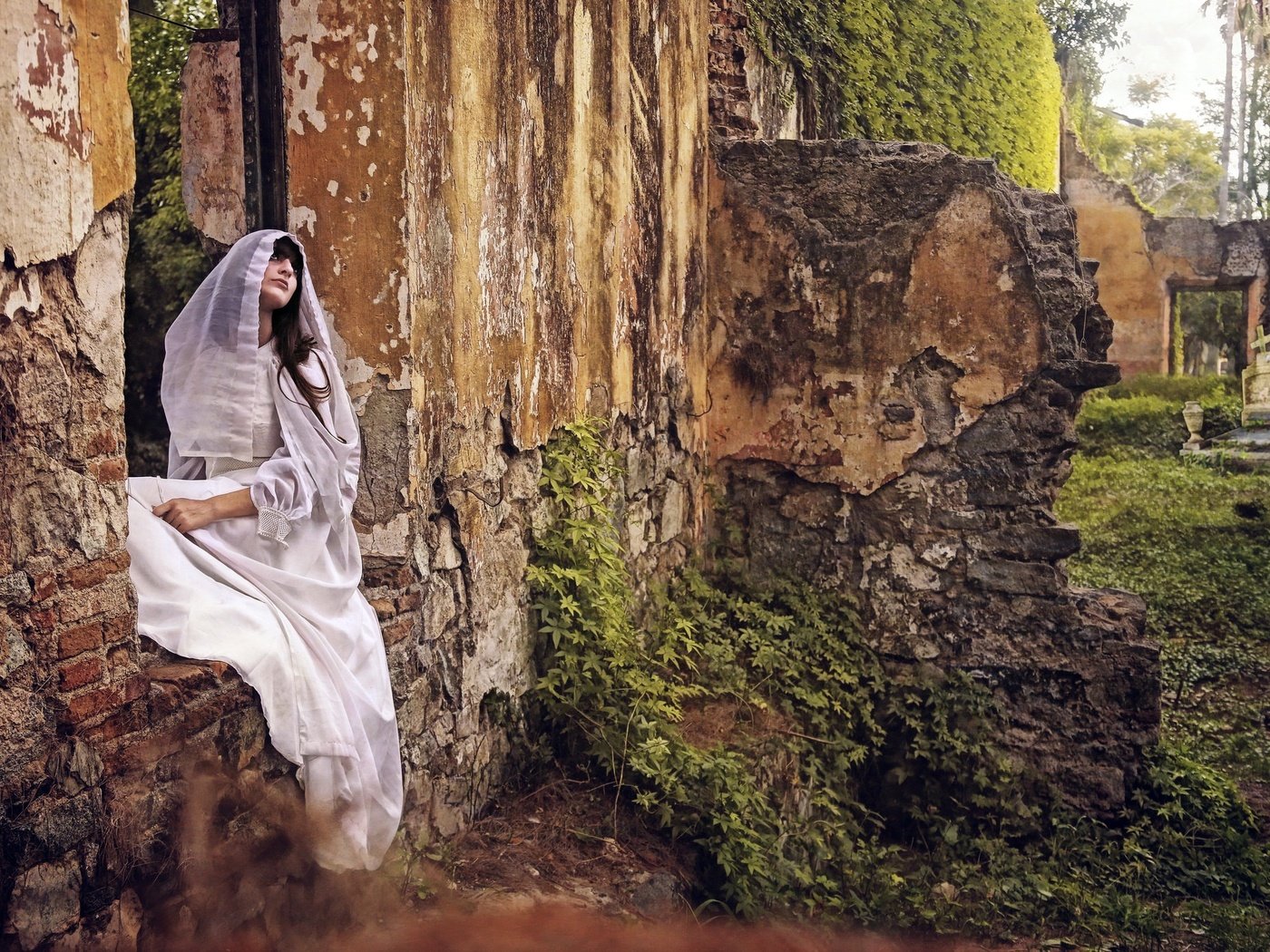 Обои девушка, брюнетка, руины, модель, дом, в белом, girl, brunette, ruins, model, house, in white разрешение 2048x1377 Загрузить