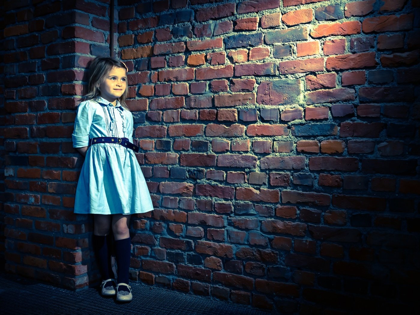 Обои платье, улыбка, стена, девочка, кладка, fabienne van brabant, dress, smile, wall, girl, masonry разрешение 2500x1667 Загрузить