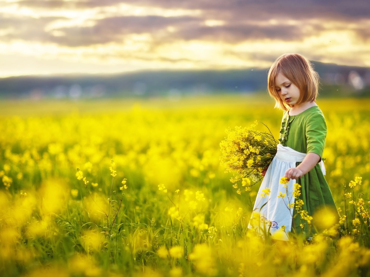 Обои цветы, настроение, девочка, прогулка, ребенок, flowers, mood, girl, walk, child разрешение 2880x1800 Загрузить