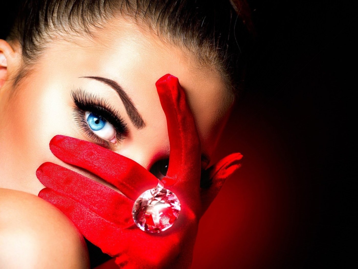 Обои лоб, девушка, взгляд, кольцо, макияж, украшение, крупно, красивые глаза, красные перчатки, girl, look, ring, makeup, decoration, large, beautiful eyes, red gloves разрешение 1920x1080 Загрузить