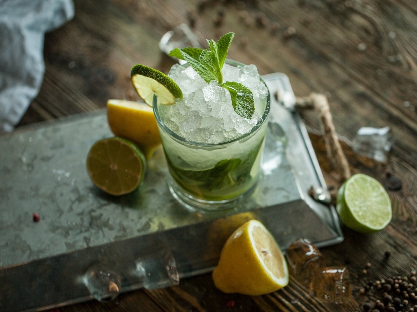 Обои мята, напиток, лёд, лимон, лайм, цитрус, стакан, мохито, mint, drink, ice, lemon, lime, citrus, glass, mojito разрешение 2048x1340 Загрузить