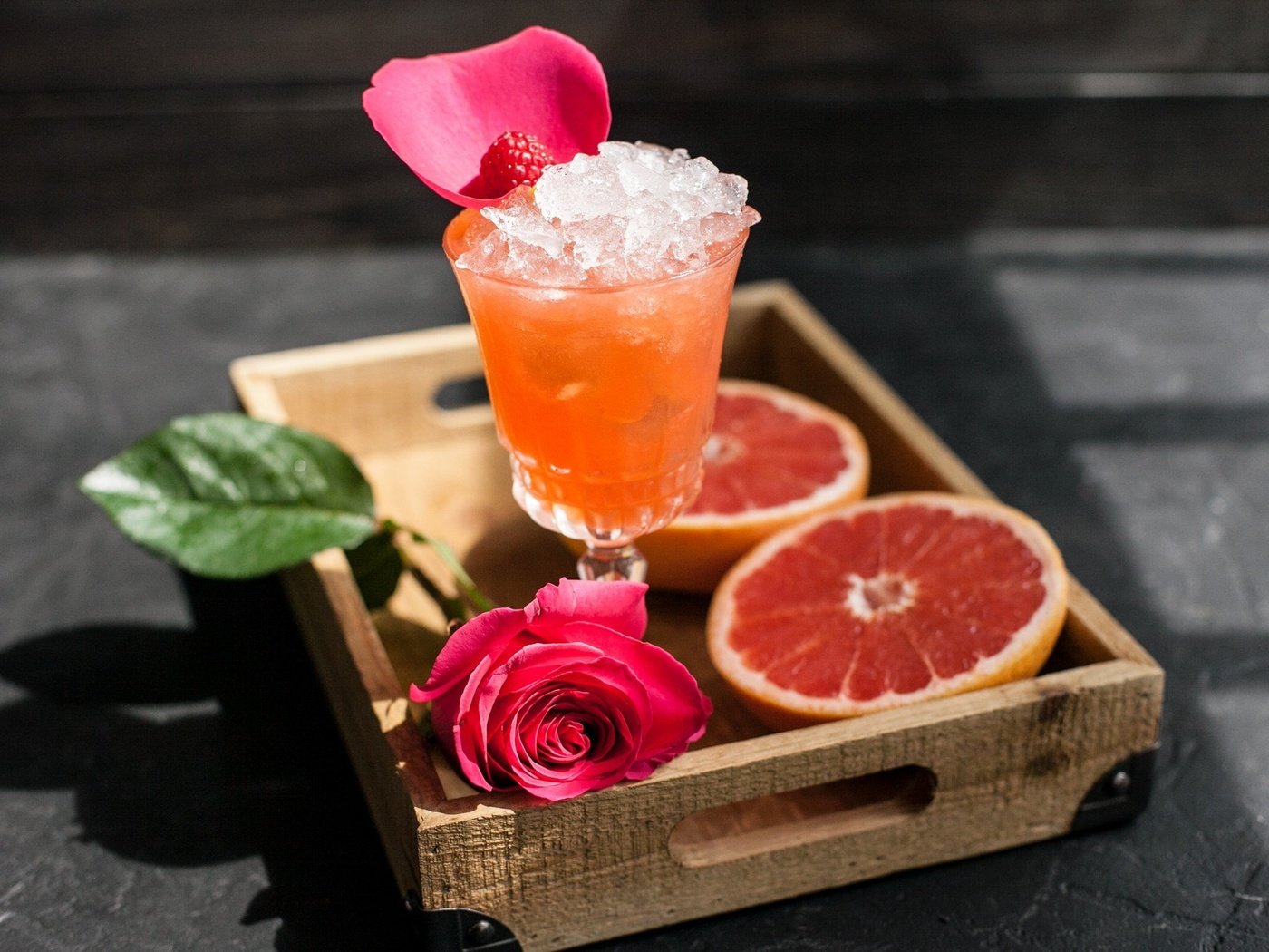 Обои напиток, роза, лёд, бокал, цитрус, грейпфрут, сок, drink, rose, ice, glass, citrus, grapefruit, juice разрешение 2048x1343 Загрузить