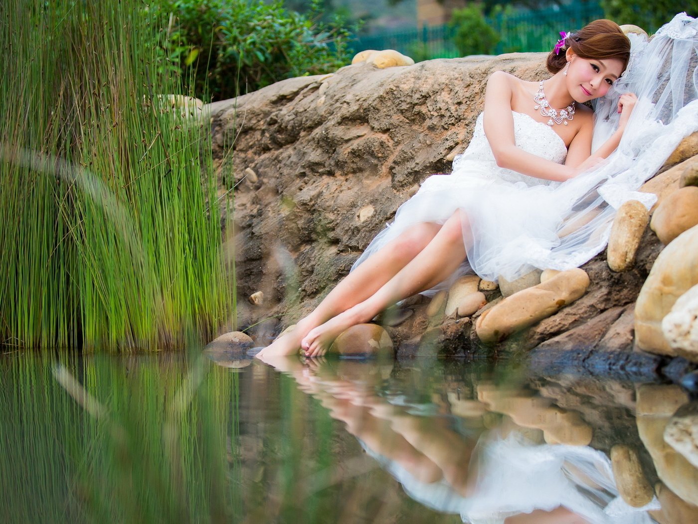 Обои озеро, камни, берег, лежит, невеста, фата. озеро, lake, stones, shore, lies, the bride, veil. lake разрешение 1920x1200 Загрузить