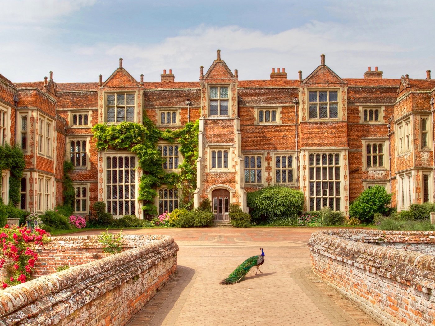 Обои англия, птица, здание, дворец, павлин, особняк, музей, kentwell hall, england, bird, the building, palace, peacock, mansion, museum разрешение 4000x2250 Загрузить