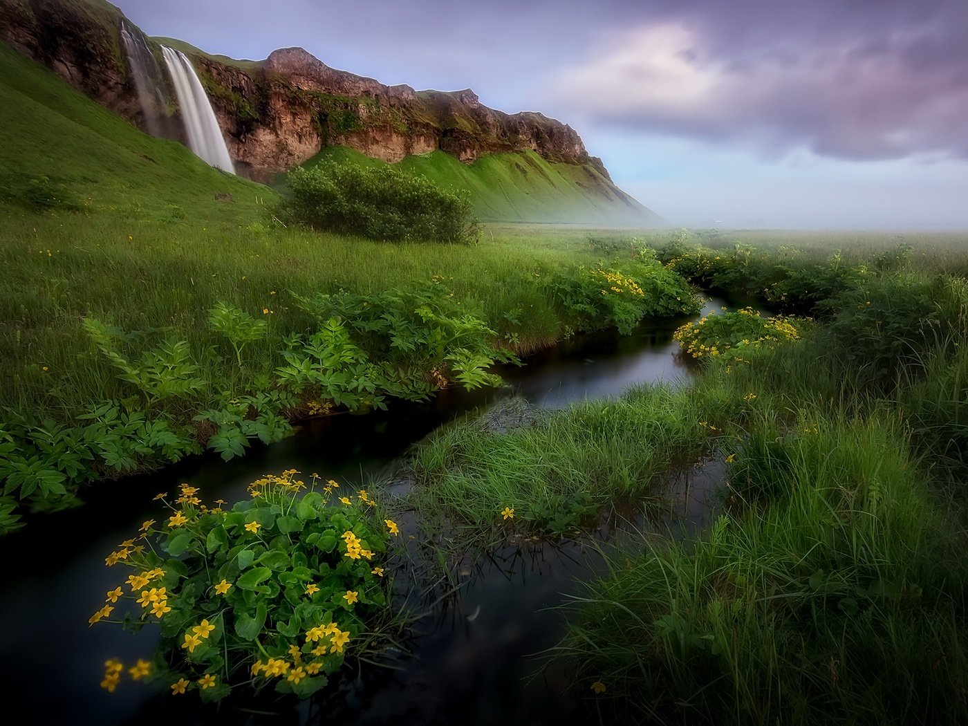 Обои небо, водопад, цветы, трава, облака, река, природа, пейзаж, гора, the sky, waterfall, flowers, grass, clouds, river, nature, landscape, mountain разрешение 2048x1450 Загрузить