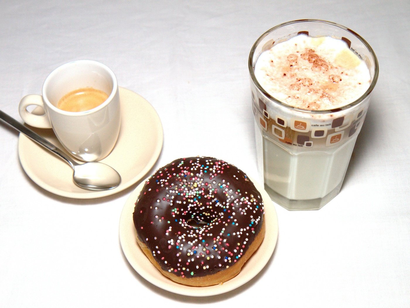 Обои напиток, кофе, чашка, стакан, пончик, десерт, латте, drink, coffee, cup, glass, donut, dessert, latte разрешение 3000x2000 Загрузить