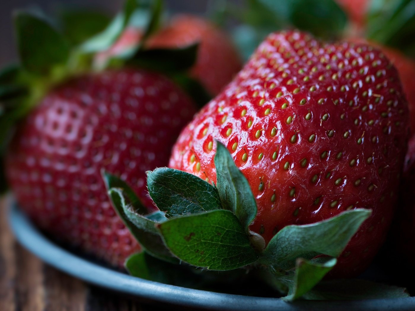 Обои макро, фон, клубника, ягоды, тарелка, macro, background, strawberry, berries, plate разрешение 3771x2122 Загрузить