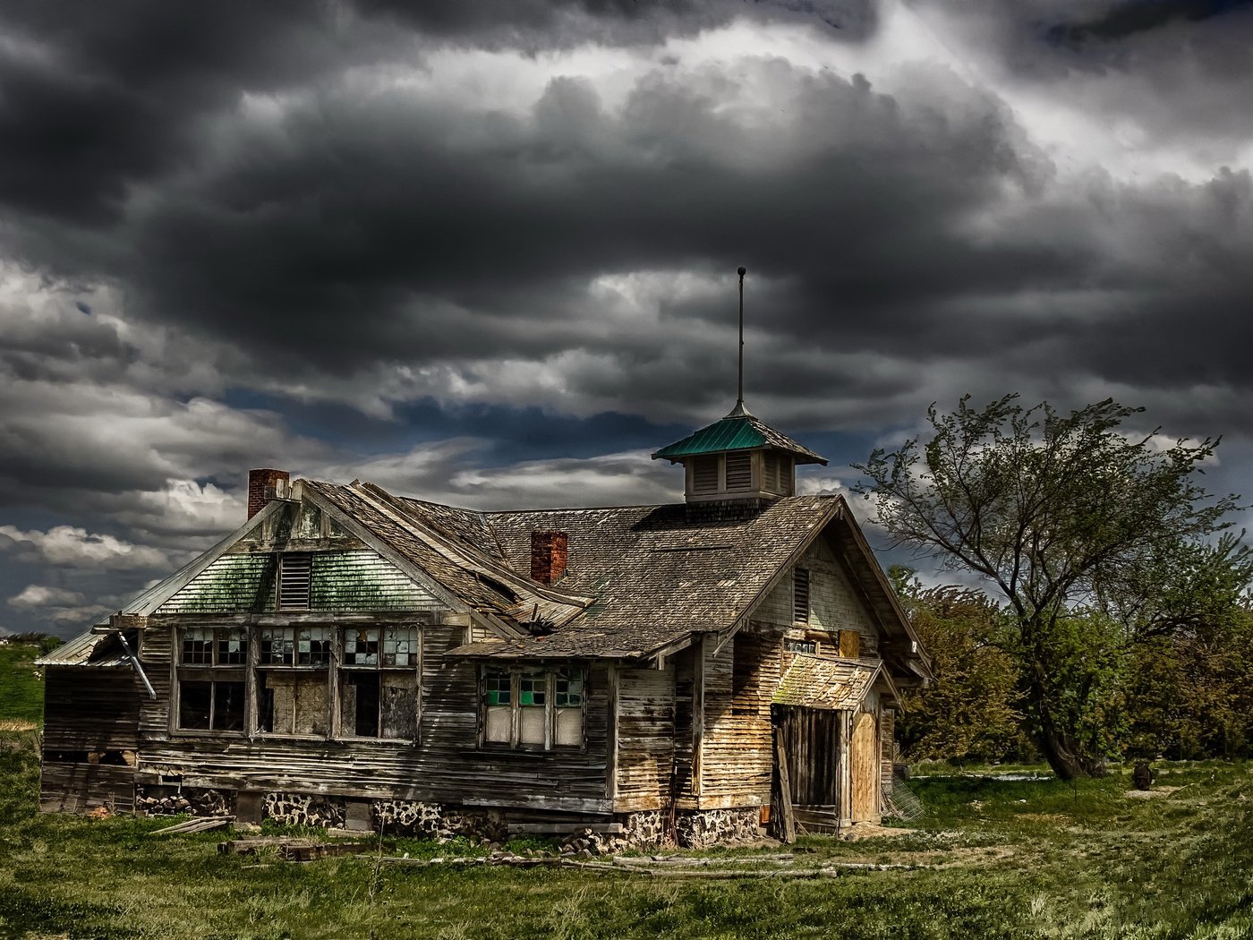 Обои небо, деревья, тучи, поле, дом, хижина, the sky, trees, clouds, field, house, hut разрешение 2560x1707 Загрузить