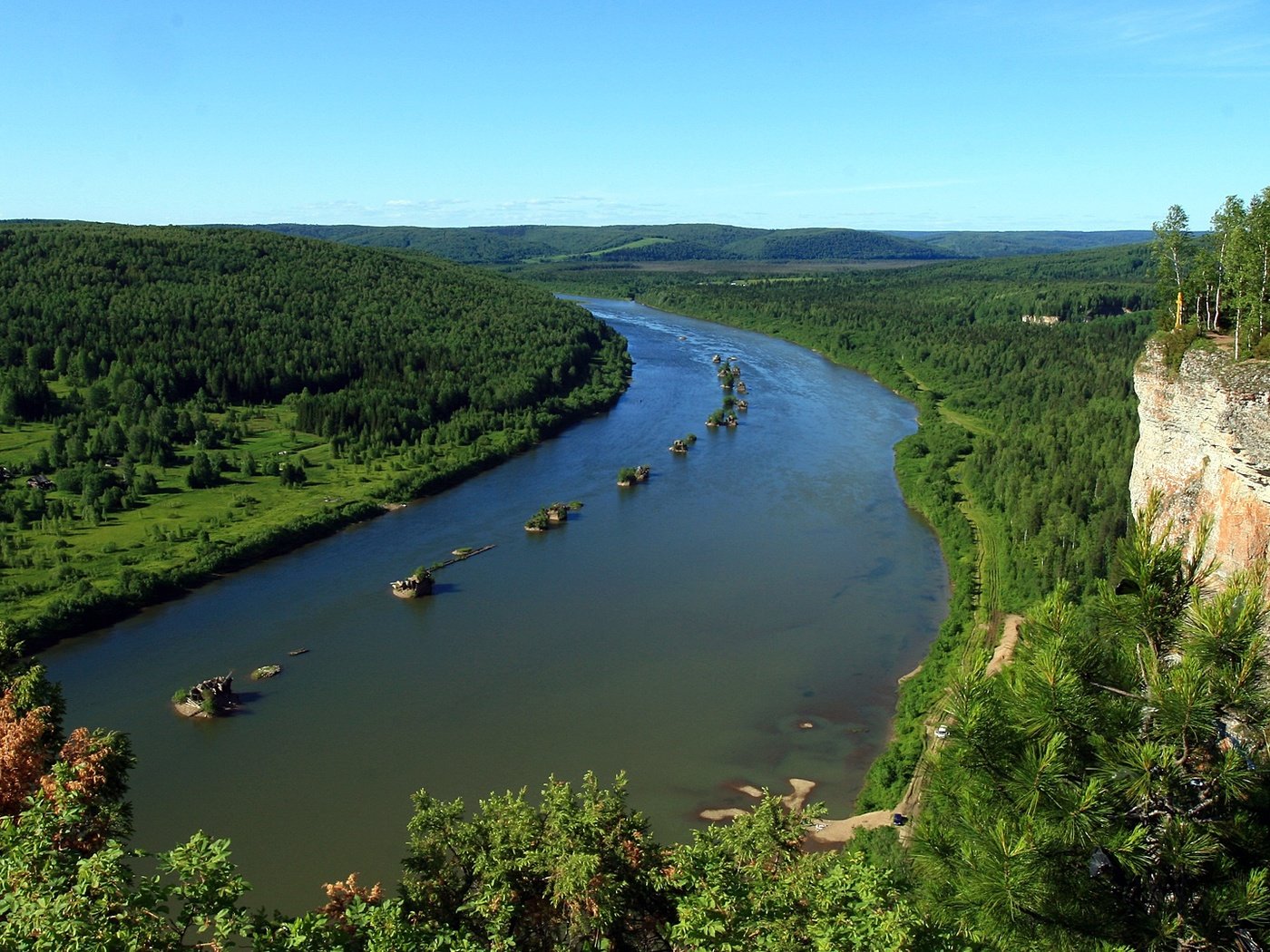 Обои небо, деревья, река, лес, гора, россия, the sky, trees, river, forest, mountain, russia разрешение 1920x1080 Загрузить