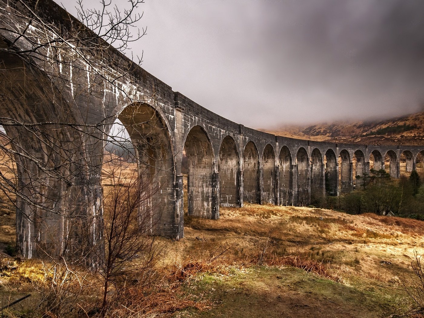 Обои облака, шотландия, виадук, гленфиннан, clouds, scotland, viaduct, glenfinnan разрешение 2048x1152 Загрузить