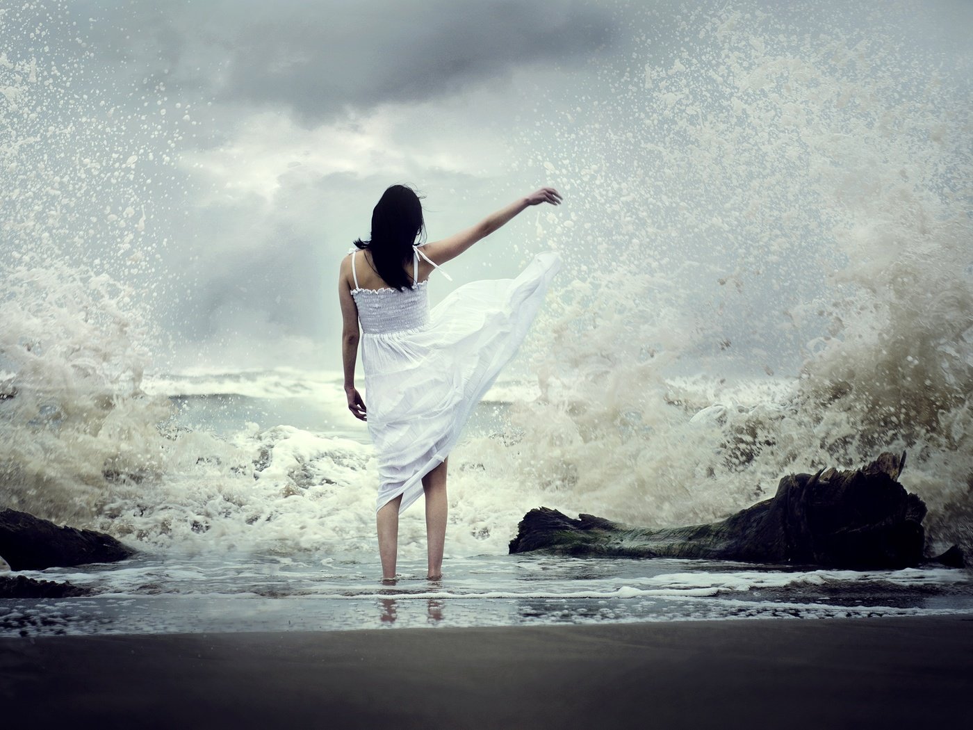 Обои волны, девушка, настроение, море, платье, брызги, jonathan emmanuel flores tarello, wave, girl, mood, sea, dress, squirt разрешение 2500x1644 Загрузить