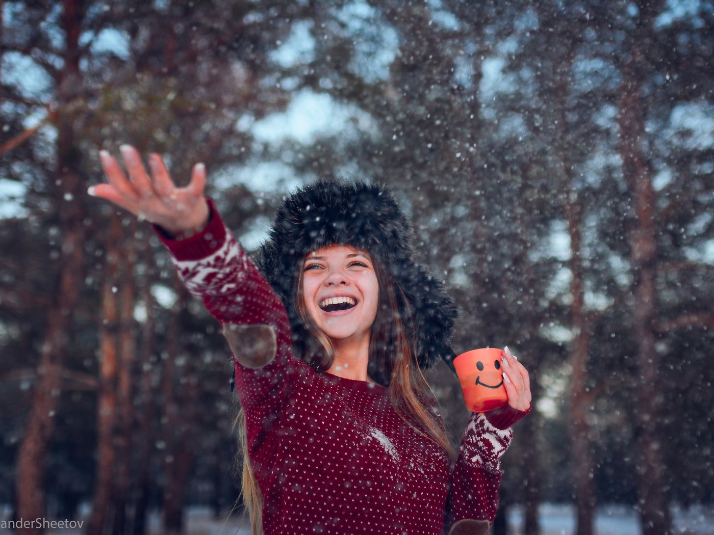 Обои снег, зима, девушка, радость, кружка, шапка, чай, snow, winter, girl, joy, mug, hat, tea разрешение 4496x3000 Загрузить