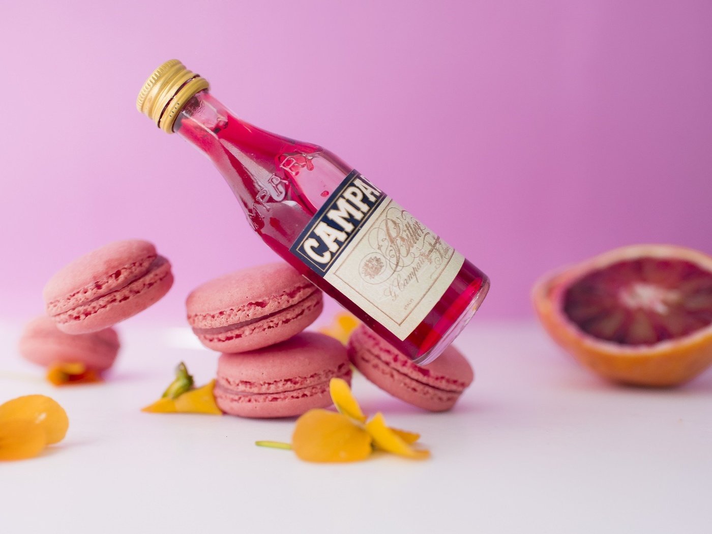 Обои бутылка, сладкое, печенье, сироп, макаруны, bottle, sweet, cookies, syrup, macaroon разрешение 2048x1345 Загрузить