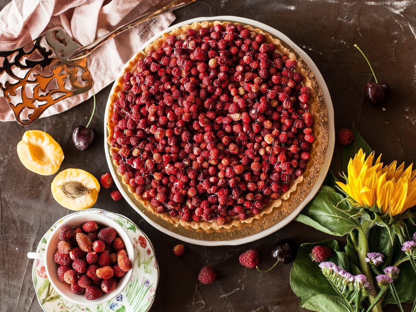 Обои ягоды, земляника, выпечка, пирог, начинка, berries, strawberries, cakes, pie, filling разрешение 2048x1343 Загрузить
