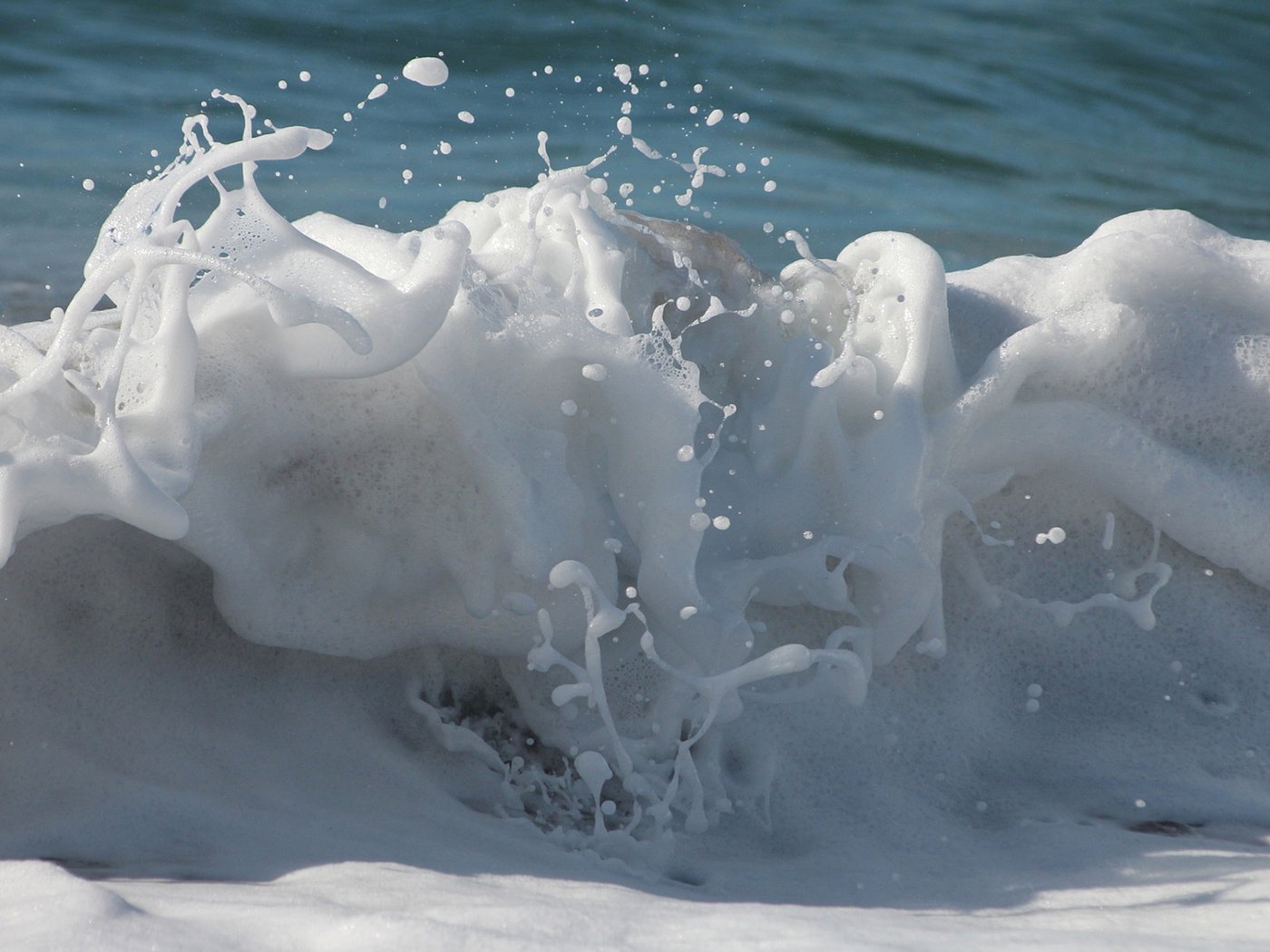 Обои вода, макро, волна, брызги, пена, water, macro, wave, squirt, foam разрешение 1920x1200 Загрузить